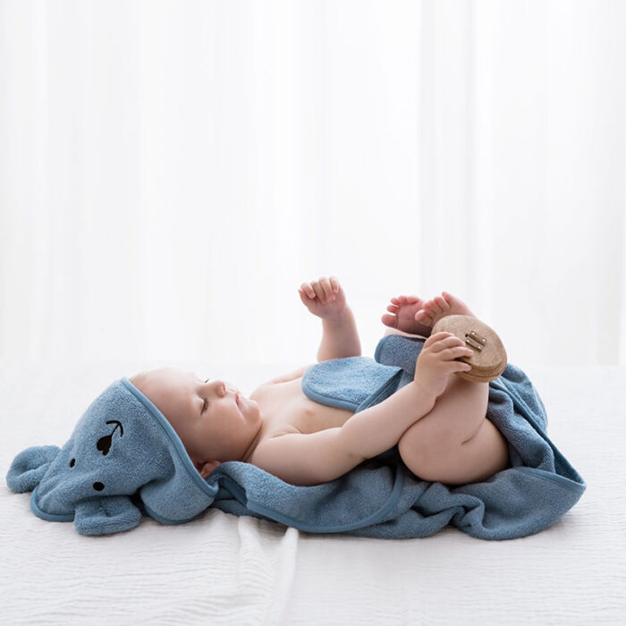 Ręcznik dla niemowlaka z kapturkiem bambusowy 85x85cm niebieski jeansowy - Bolo zdjęcie1